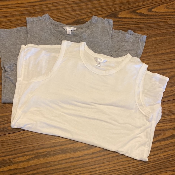 Time & Tru Lot of 2 Sleeveless Tee Shirts Long With Ruffle bottom Size Small - Picture 7 of 9